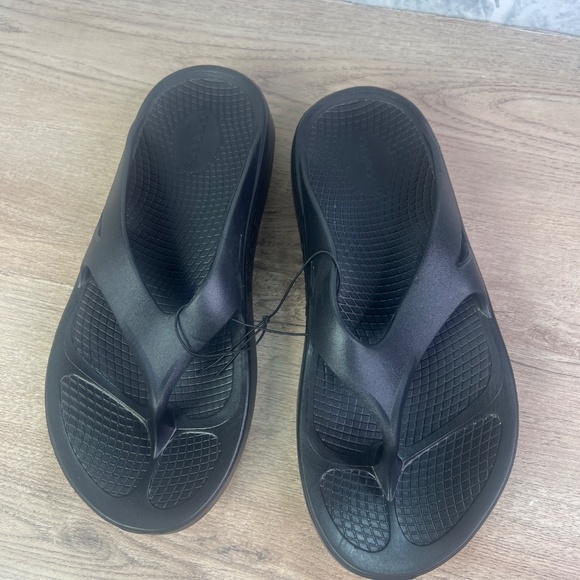 Oofos black sandals‎
